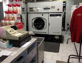 große Waschmaschine in einer Reinigungsfirma
